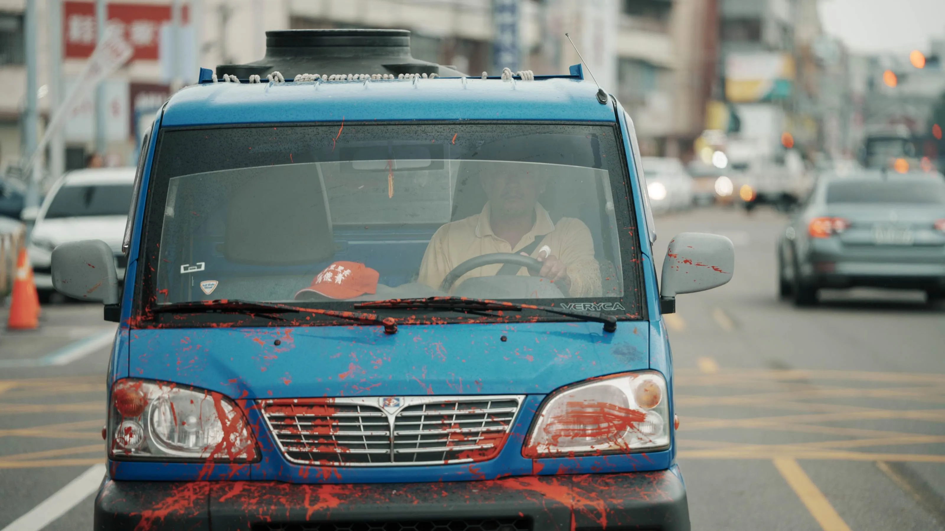 張翰開著被噴滿紅漆的發財車到處跑。(圖/公視提供)