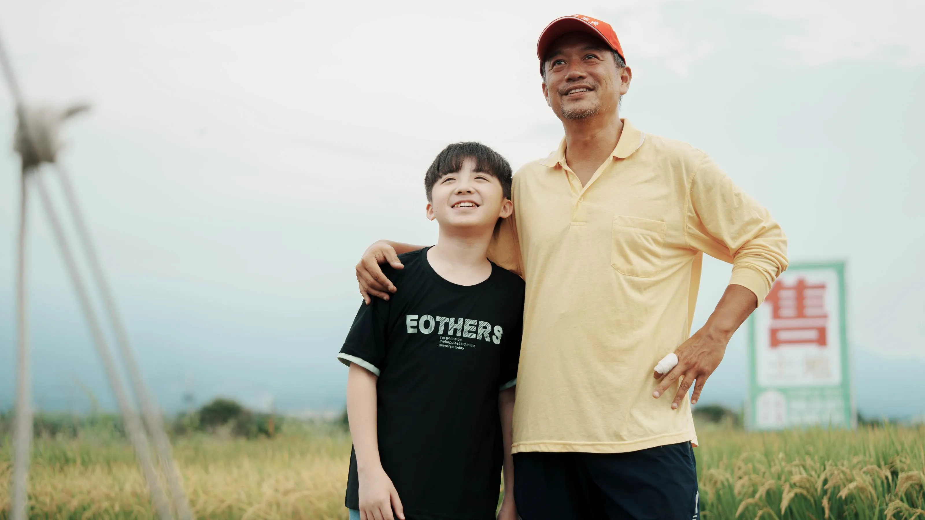 張翰(右)與童星王宥謙刻劃土地與親情的羈絆。(圖/公視提供)
