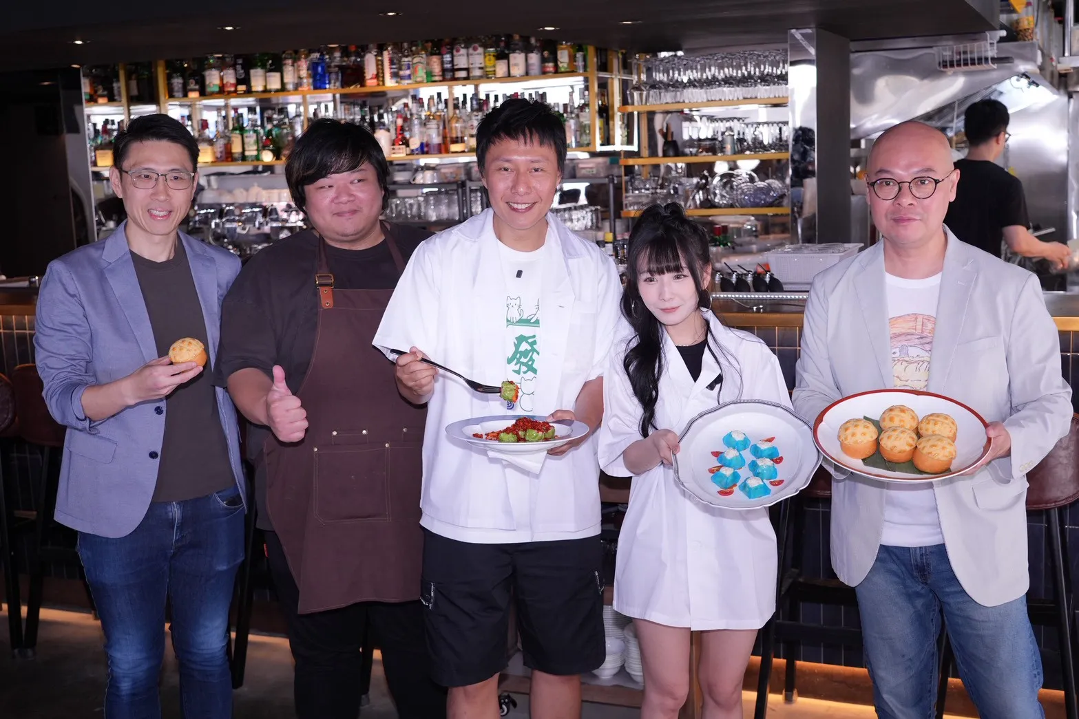 「JUNTO同」粵菜餐廳負責人林廷、行政總廚雷啟裕師傅、張啟樂、陸子玄、導演何故聯手推出餐飲劇場《熱鬧茶樓流行榜頒獎典禮》。（圖／記者許方正攝）