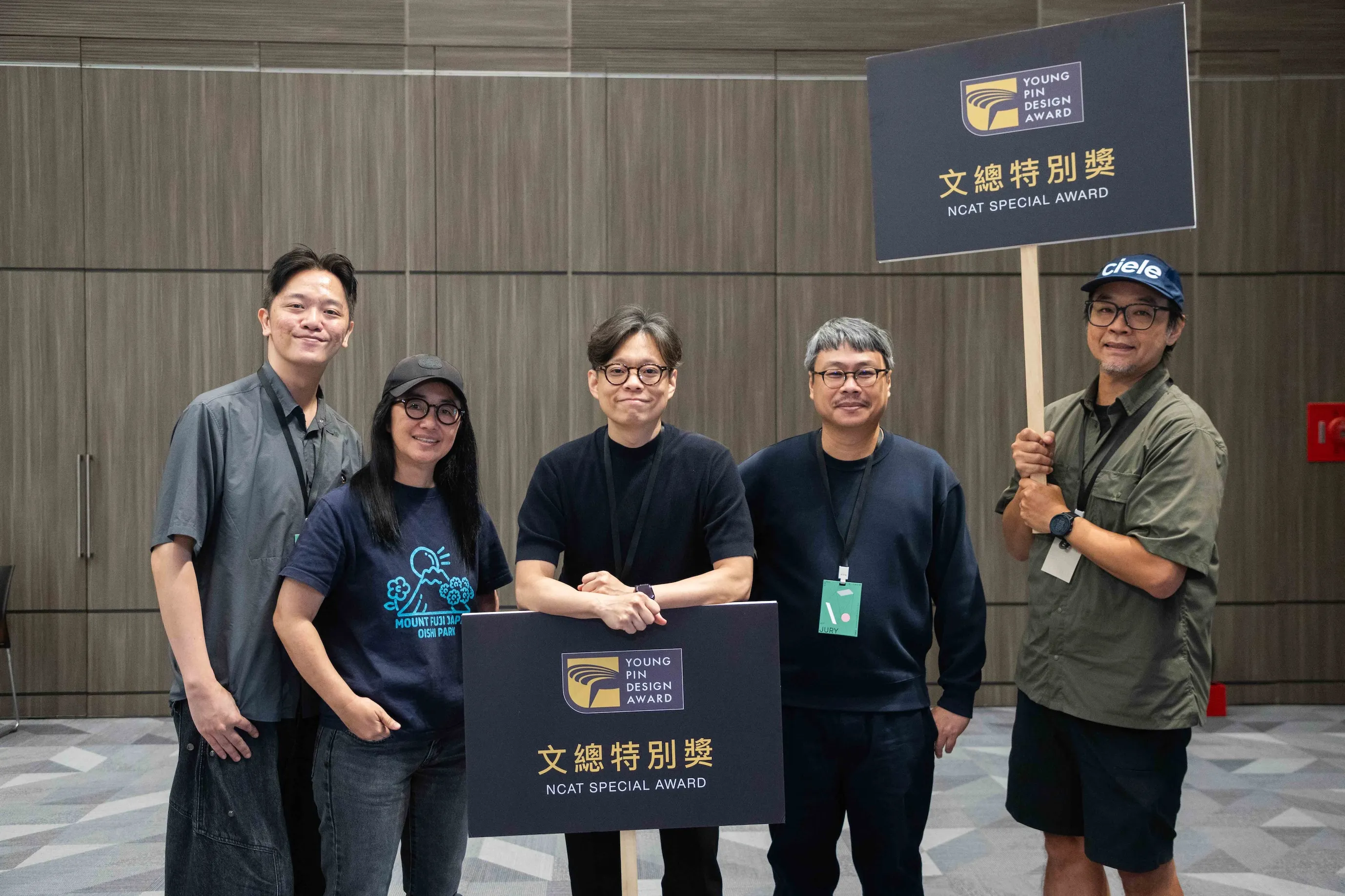 文總特別獎評審委員索艾克（左起）、程詩郁、召集人馮宇、何佳興、洪添賢。（圖／金點設計獎提供）