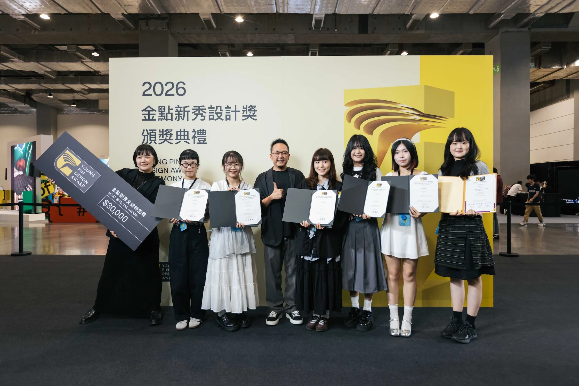兩項文總特別獎得主合影。（圖／金點設計獎提供）