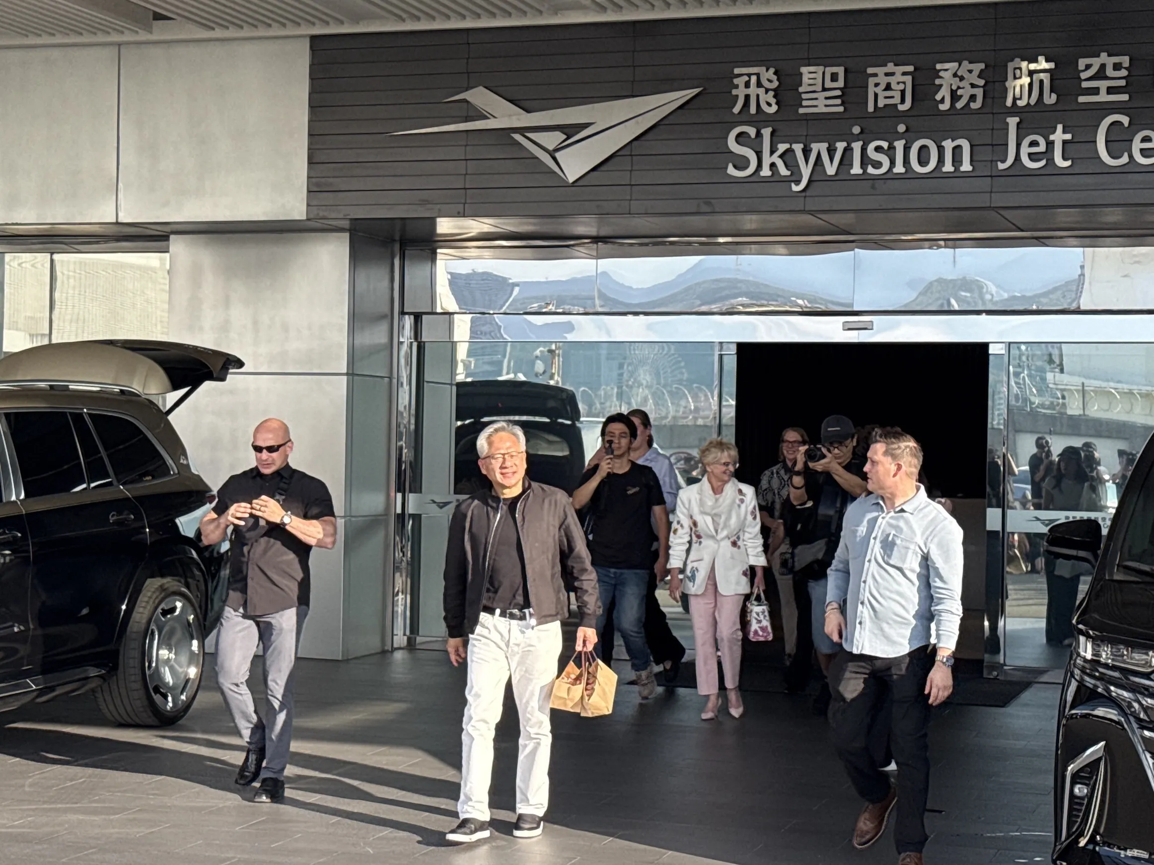 NVIDIA（輝達）執行長黃仁勳已於 5 月 23 日抵台，一舉一動備受關注。圖／唐子晴攝