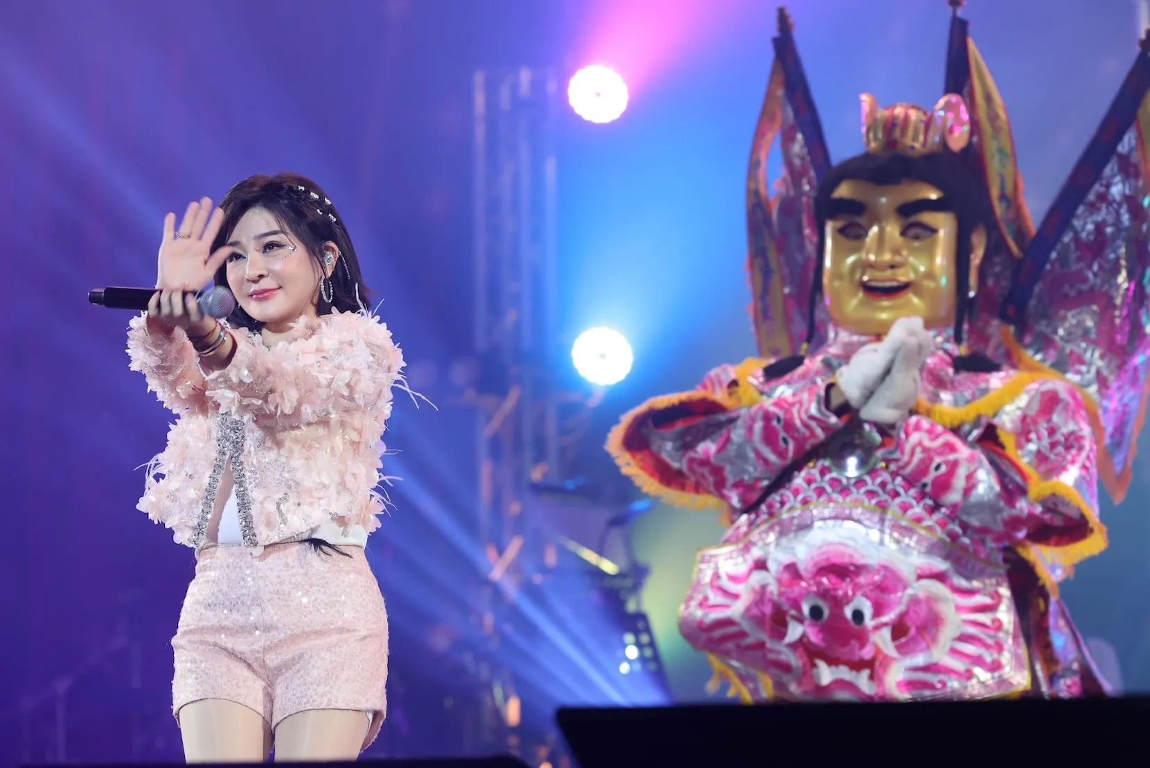 王彩樺劍湖山耐斯歌廳秀熱力演出。（圖／劍湖山世界提供）