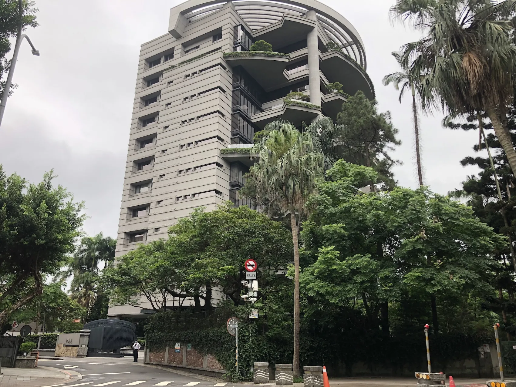 潤泰集團總裁尹衍樑於今日清晨辭世，其生前主導興建的指標豪宅松濤苑，目前仍維持中正區最高單價紀錄。（圖／台灣房屋提供）