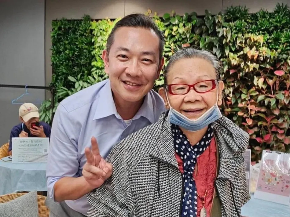 江俊翰（左）和媽媽感情很好。（圖／翻攝江俊翰臉書）