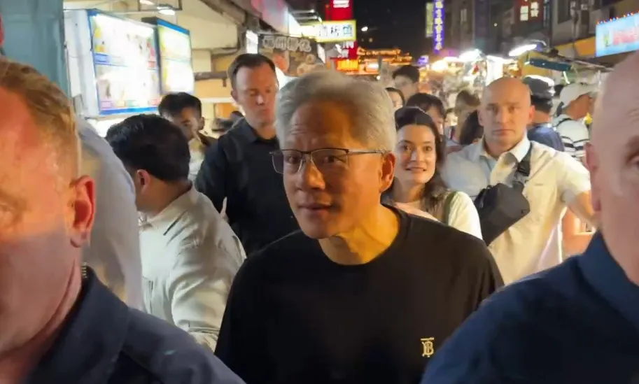 輝達(NVIDIA)執行長黃仁勳23日來台,24日晚間突現身台北饒河夜市,不僅如此,每年必定私訪供應鏈高層,其中與廣達董事長林百里的會面格外引發關注。(圖/資料照)