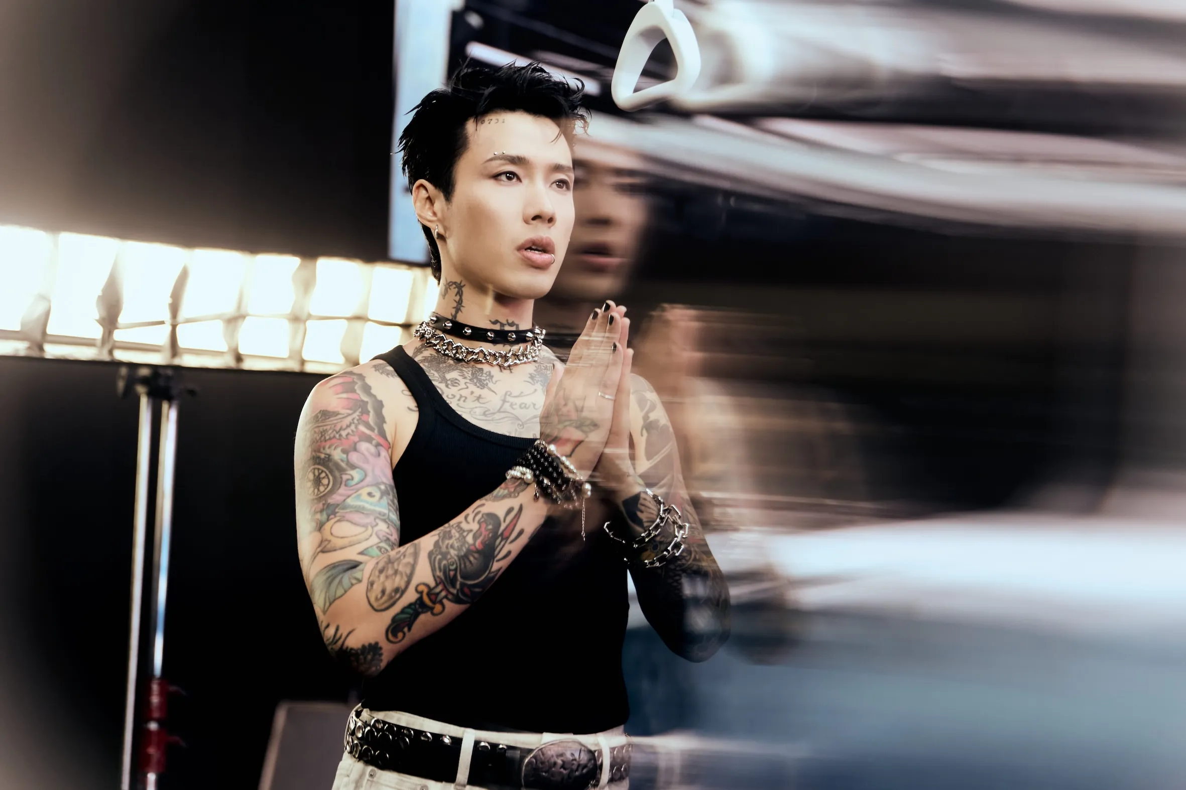 歌手Marz23推出全新佛系饒舌搖滾單曲〈觀自在〉，將生活中的轉念體悟化為音樂作品。（圖／華納音樂提供）