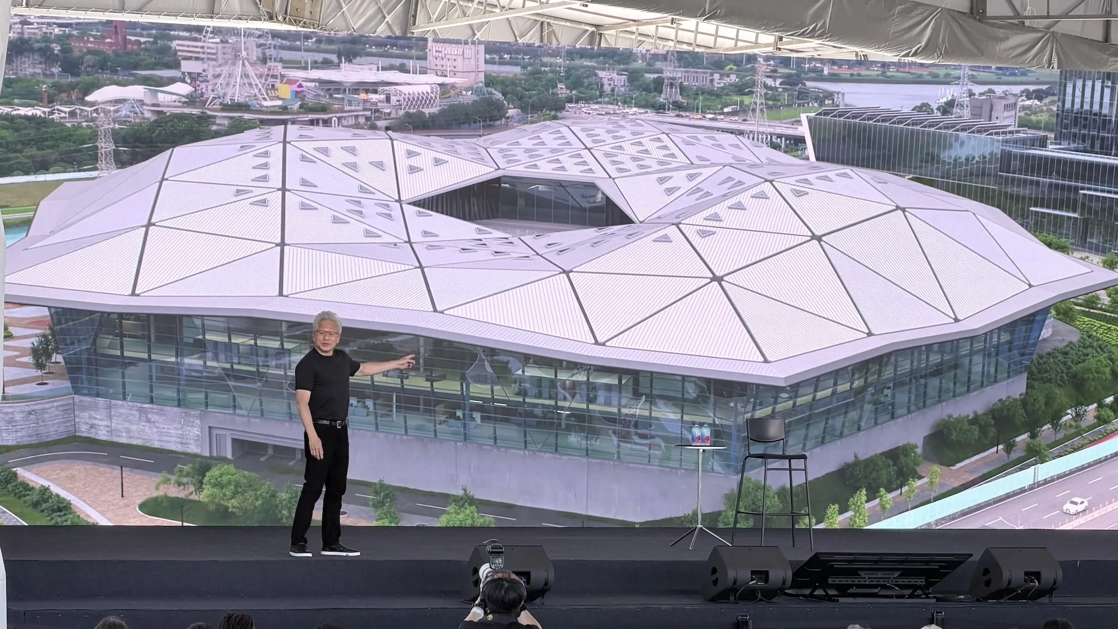 黃仁勳首次公開台灣新總部「NVIDIA Constellation」的設計與時程規劃。圖／謝婷婷攝