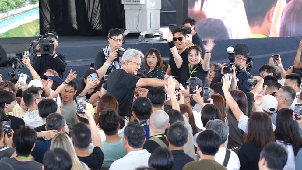 NVIDIA 執行長黃仁勳在台灣員工大會上，熱情發送禮物，並大方回答員工各種匿名問題。圖／謝婷婷攝