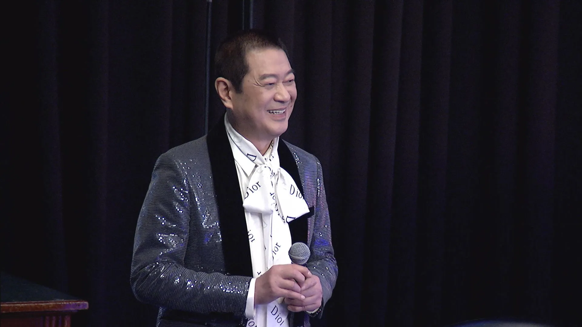 台語歌王蔡小虎海外演出回台後受邀錄製綜藝節目。（圖／中視提供）