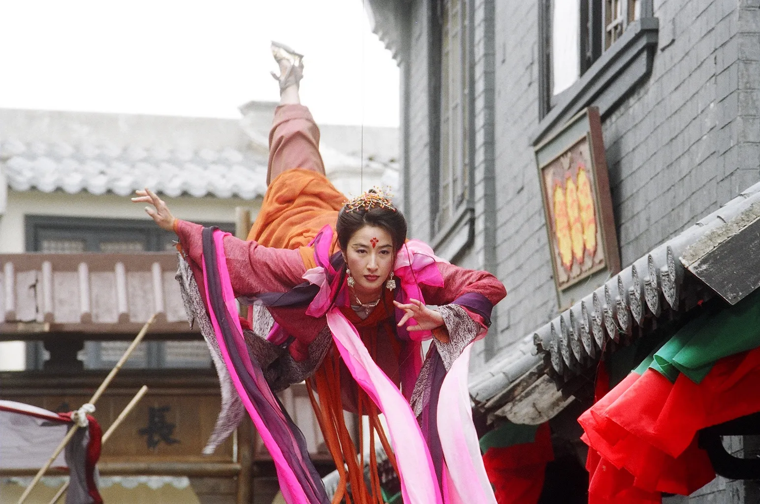 關詠荷在《金裝四大才子》一人分飾兩角，演技精湛飽受肯定。（圖／年代提供）