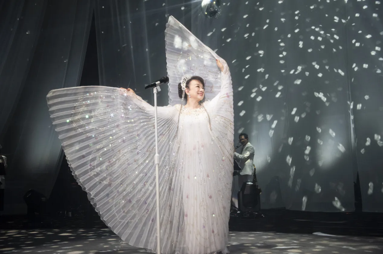 旅日巨星翁倩玉宣布將於8月在台北舉辦出道60週年演唱會，日前她主演的電影剛奪下國片影史票房冠軍。（圖／大大娛樂提供）