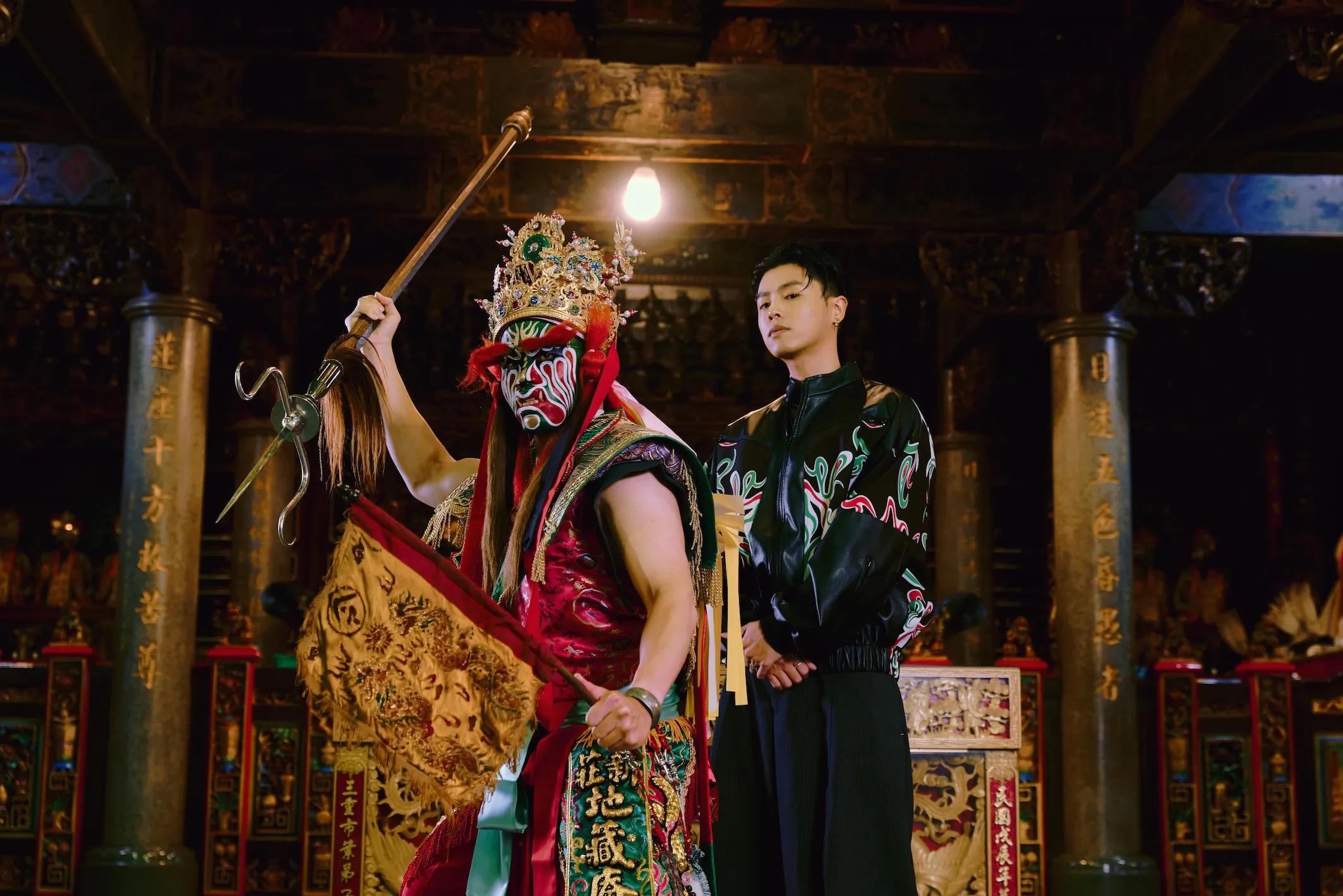 歌手HowZ推出全新單曲〈三步贊〉,將家鄉新莊的官將首傳統文化與嘻哈音樂結合,預告將於6月的活動上首唱新歌。(圖/ 皓室創意Light House提供)