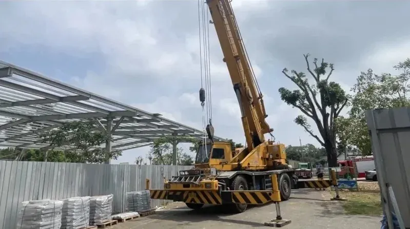 嘉義市蘭潭國中發生一起工安意外。（圖／翻攝畫面）