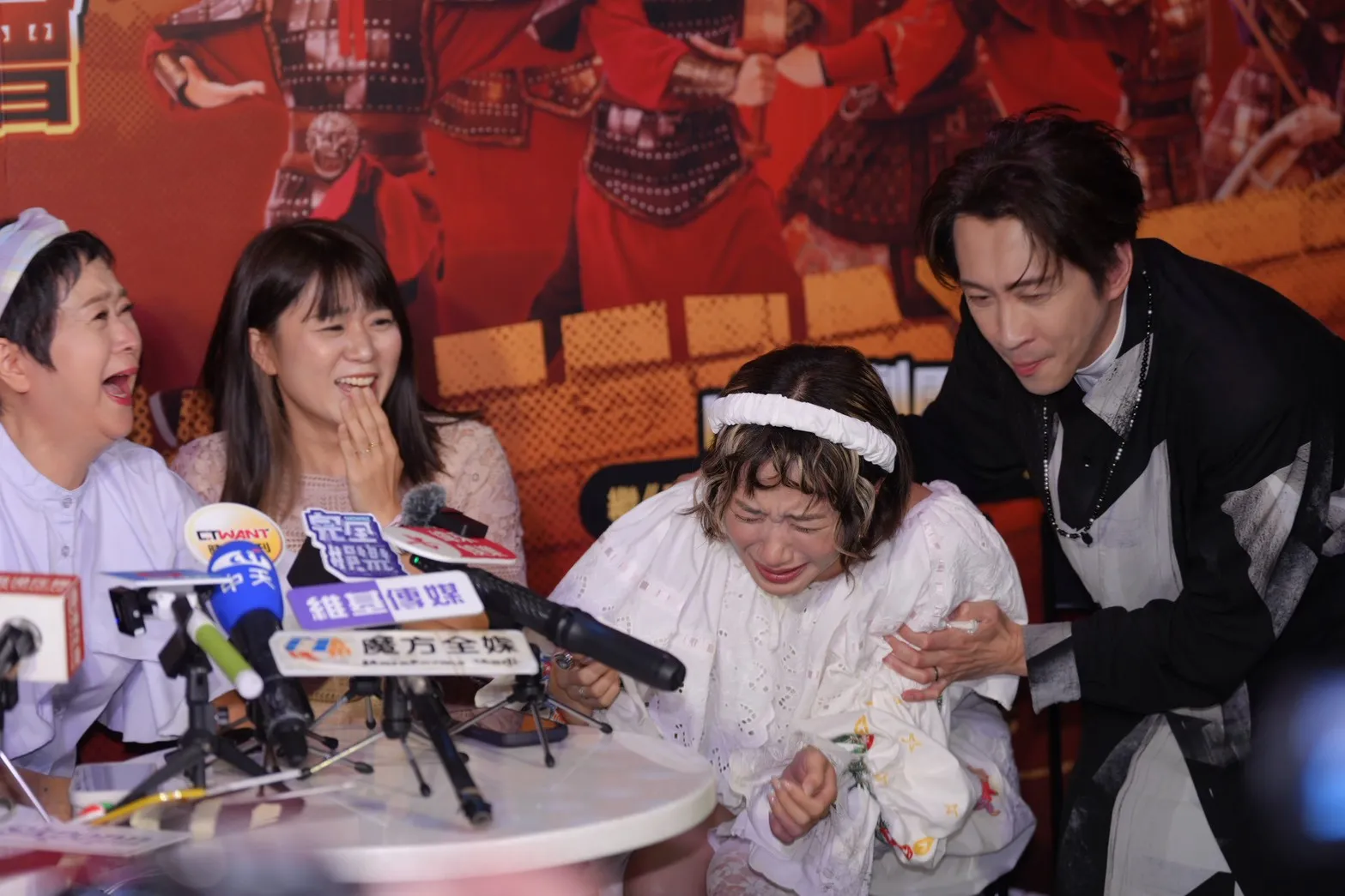 王月(左起)、妹子讓Lulu和陳漢典笑倒從椅子上跌下來。(圖/記者陳明中攝)