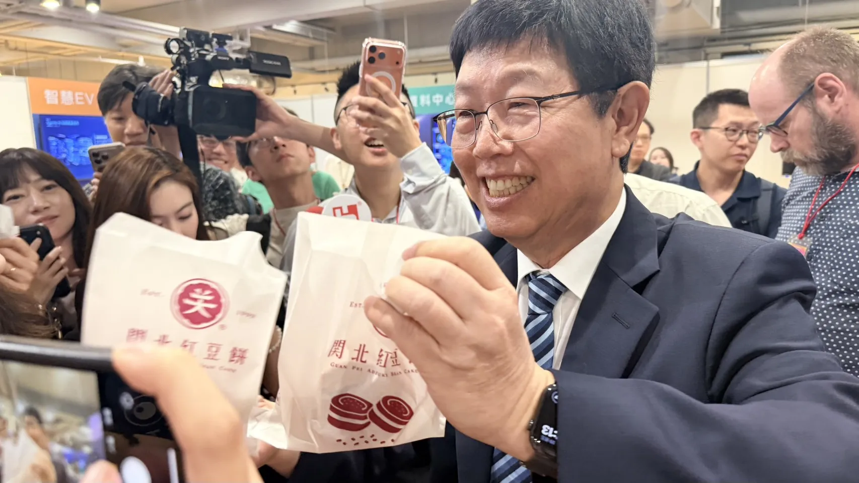 在鴻海股東會上,董事長劉揚偉表示兩年內要讓股東每年賺兩個股本。圖/唐子晴攝