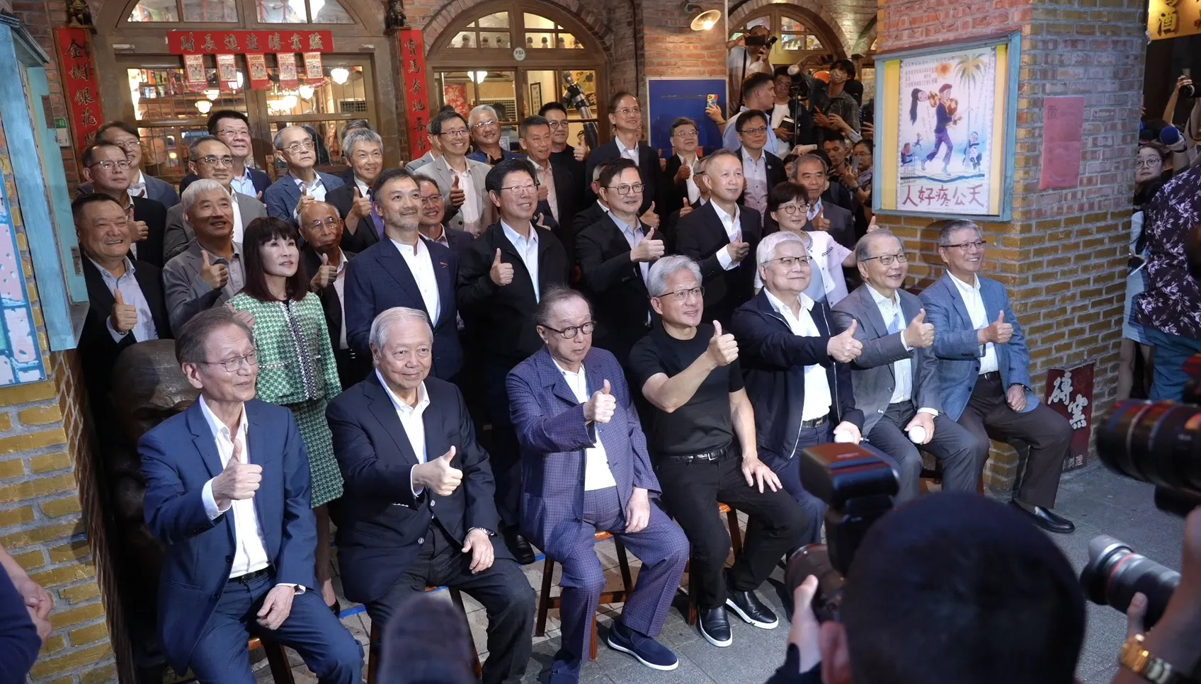 台股因科技大廠齊聚「兆元宴」熱度飆升,加上MSCI(明晟)半年度調整今天收盤生效,今日指數大漲1096.5點,漲幅達2.51%(圖/謝婷婷攝)