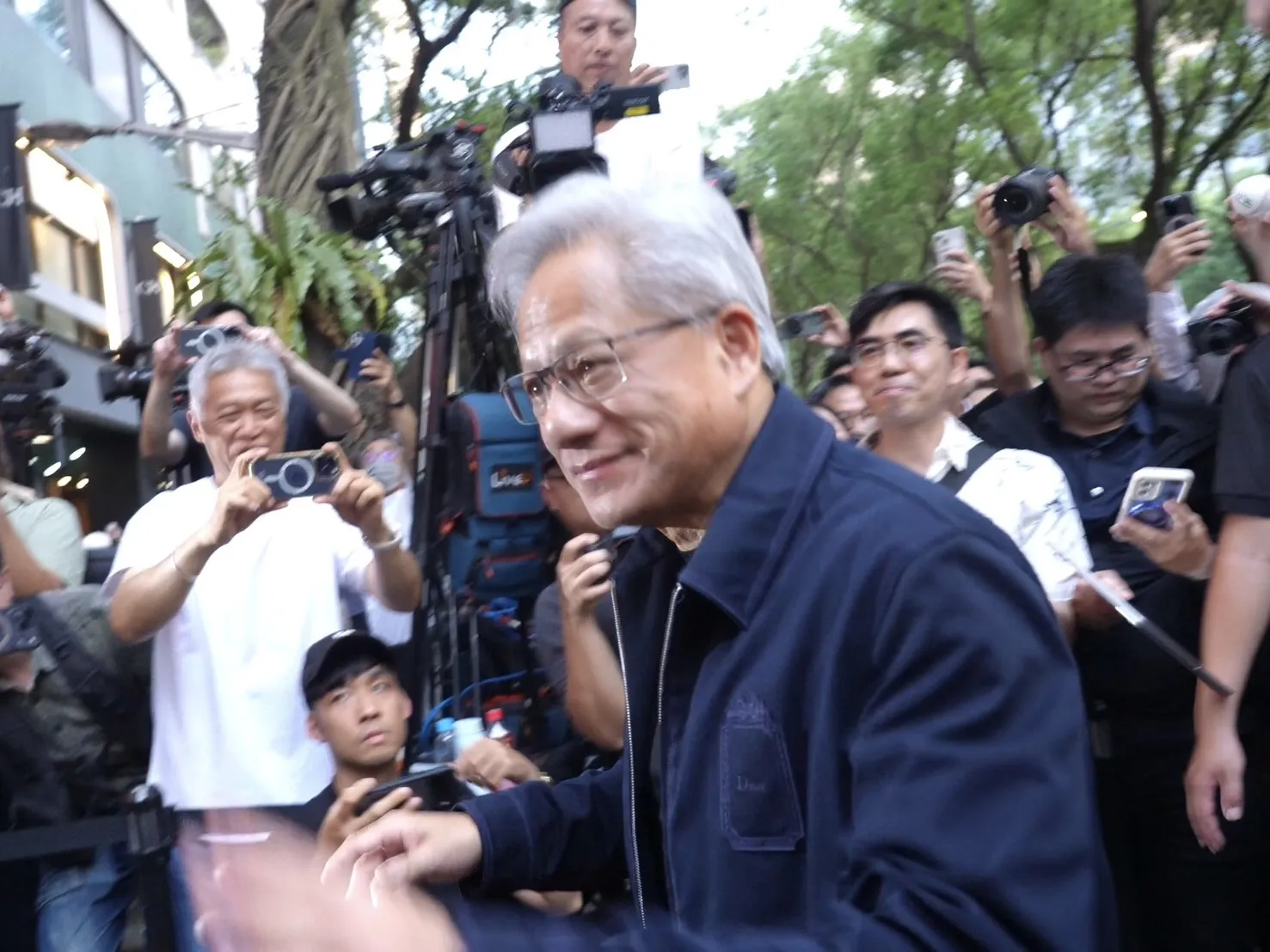 黃仁勳此次登台,已經多次疾呼台灣需要更多電來因應 AI 需求。圖/謝婷婷攝