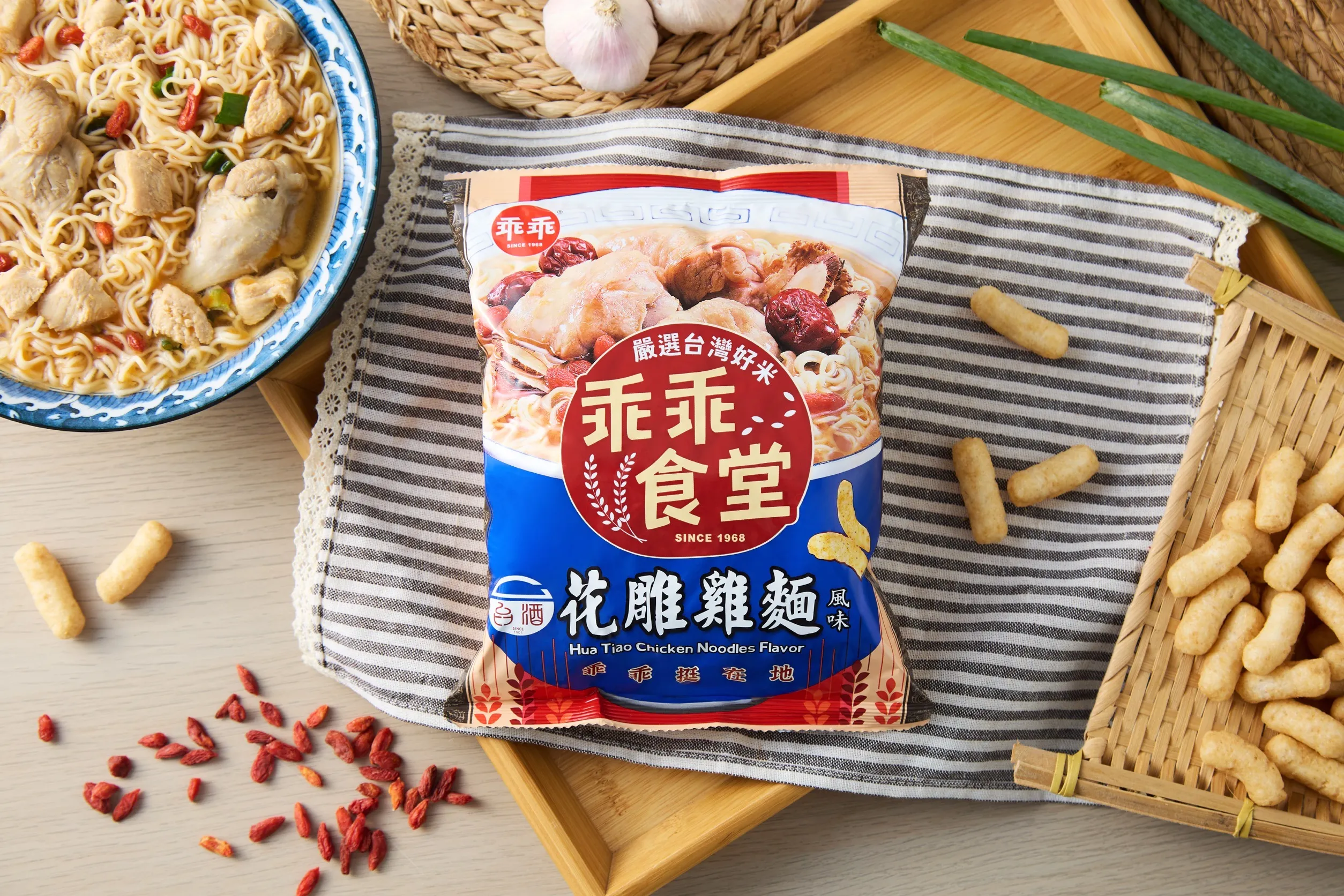 台酒人氣泡麵與國民零食乖乖跨界合作,推出全新花雕雞麵風味米菓,目前已在全家便利商店限量開賣。(圖/乖乖提供)