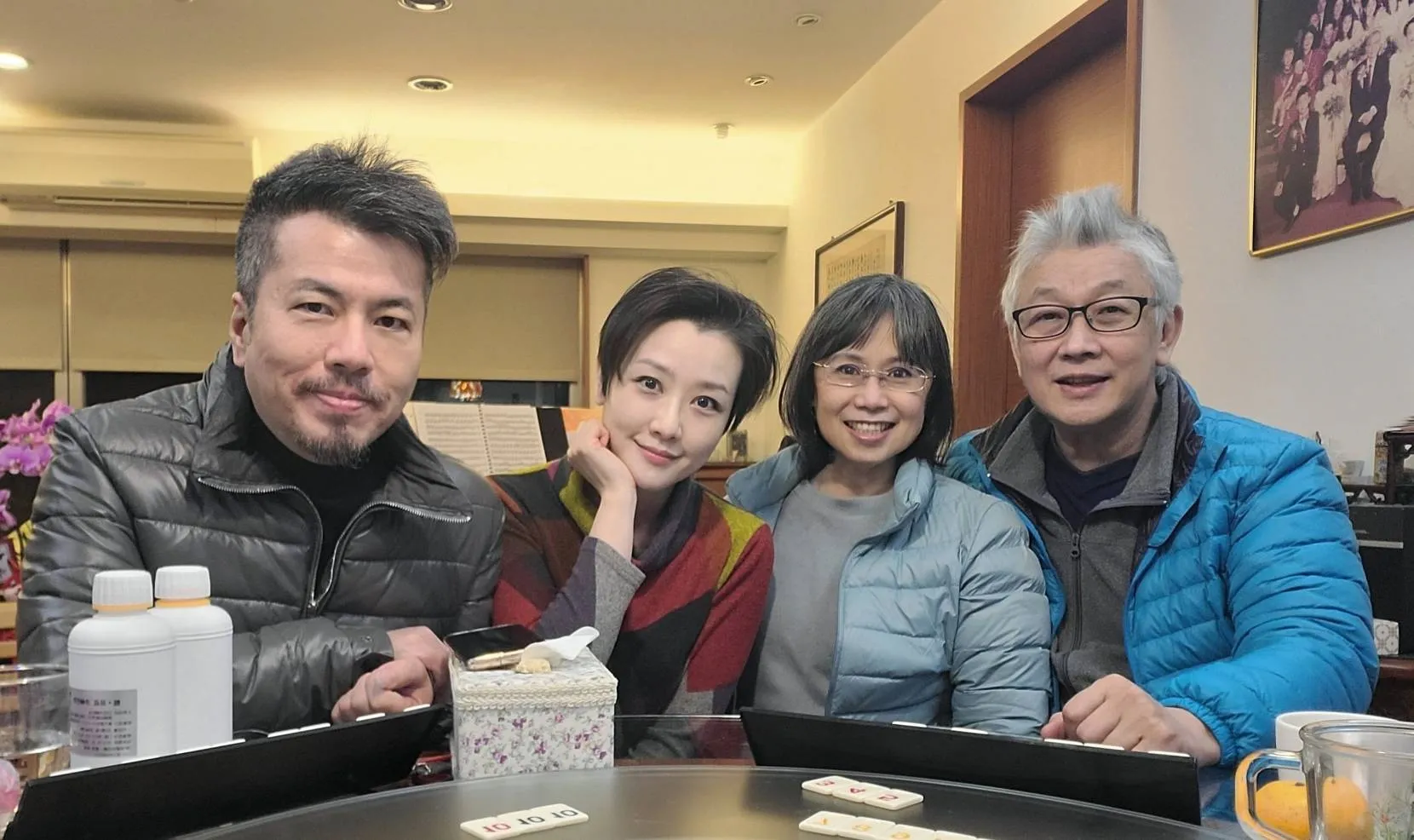 黃國倫(左起)、寇乃馨過往與叔叔寇紹恩、嬸嬸合影。(圖/寇乃馨提供)
