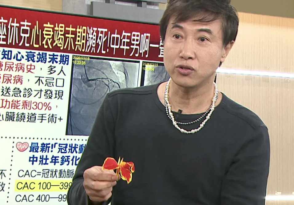 陳鴻將自家栽種的地瓜葉、時令花卉加入打成汁。（圖／年代提供）