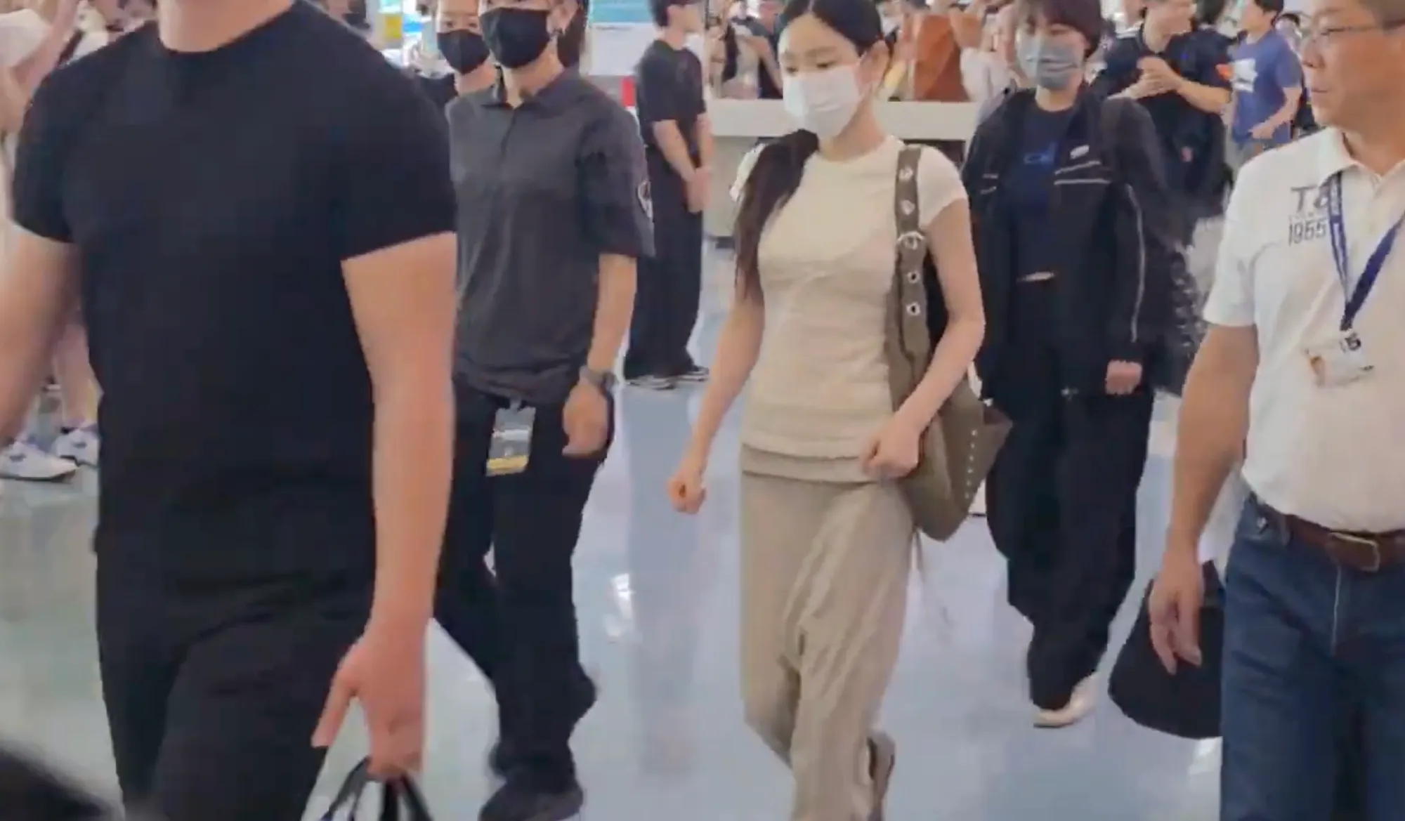 少女時代太妍抵達高雄小港機場。(圖/攝影組)