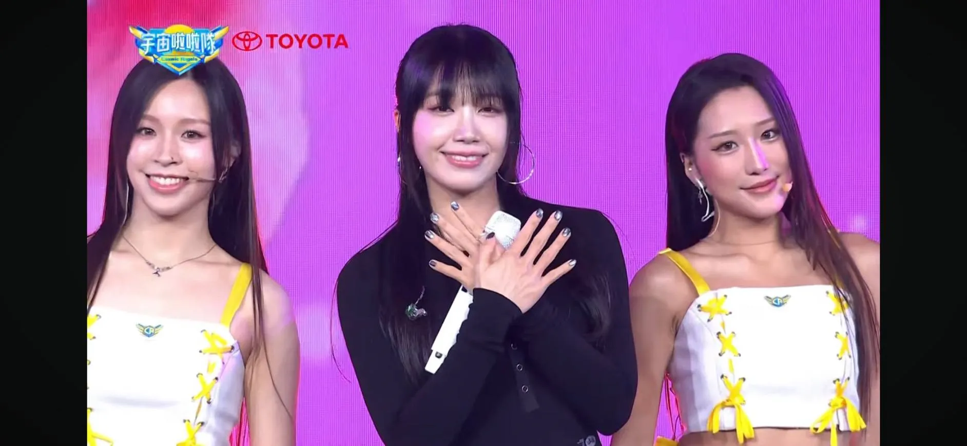 鄭恩地登上《宇宙啦啦隊》決賽舞台，與18位女孩們一同演出。（圖／翻攝自網路）
