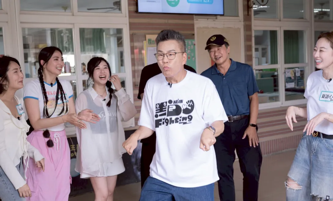 沈玉琳率《黑白威廉Fighting》前往搞笑女神鄭茵聲家 。（圖／公視提供）