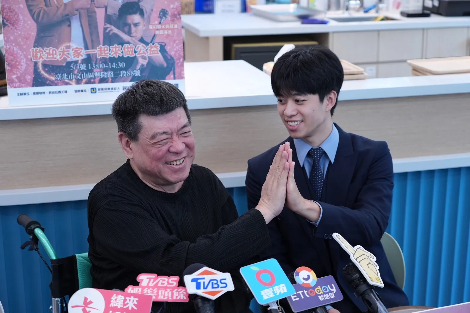 孫德榮（左）感謝乾兒子照顧。（圖／記者許方正攝）