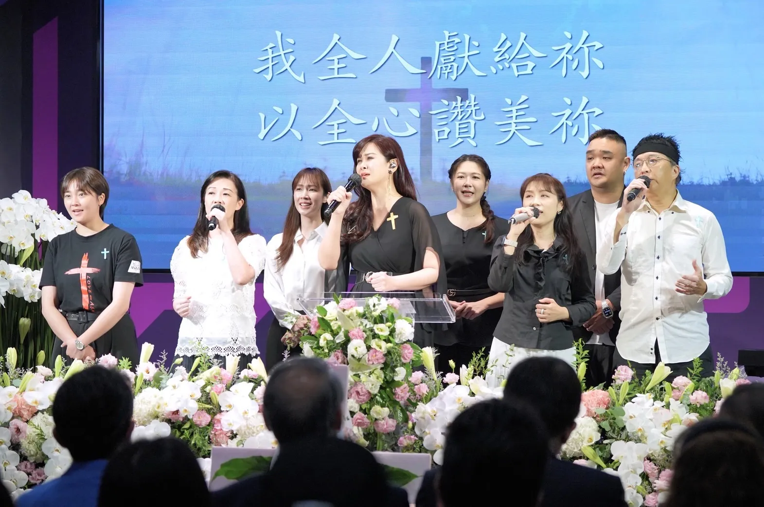 媳婦陳維齡以詩歌獻唱，透過歌聲表達對長輩的思念與感恩。（圖／藝起發光、藝之星教會提供）