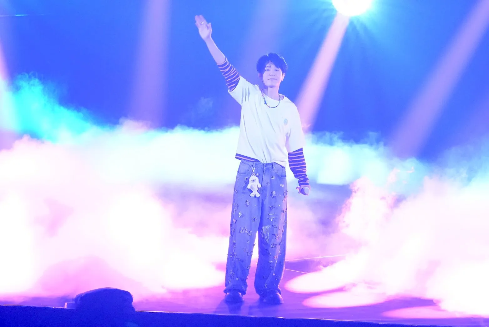 韋禮安台上宣布好消息,新歌〈很久很久〉,即將在演唱會後,6月2日正式數位上架。(圖/記者許方正攝)