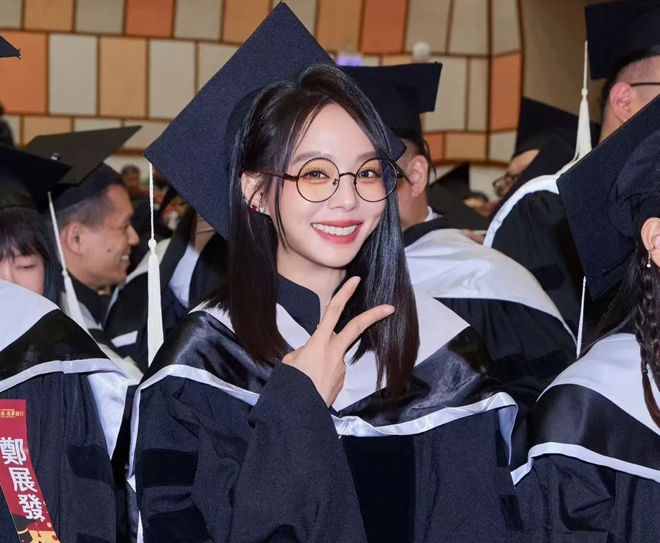 孫淑媚就讀世新大學上海學院傳管系碩專班,獲頒傑出表現獎。(圖/孫淑媚提供)