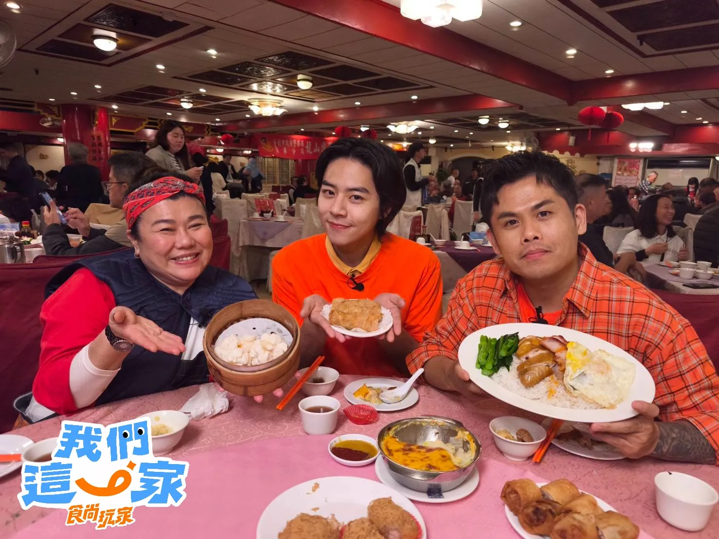 林美秀（左）和張再興隨著佳辰（中）去爸媽戀愛地。（圖／TVBS提供）