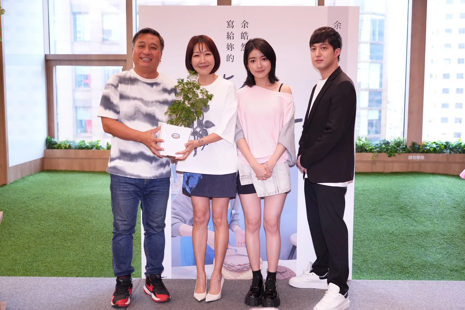 余皓然舉辦新書簽書會，老公王中平帶領兒女到場力挺。（圖／記者許方正攝）