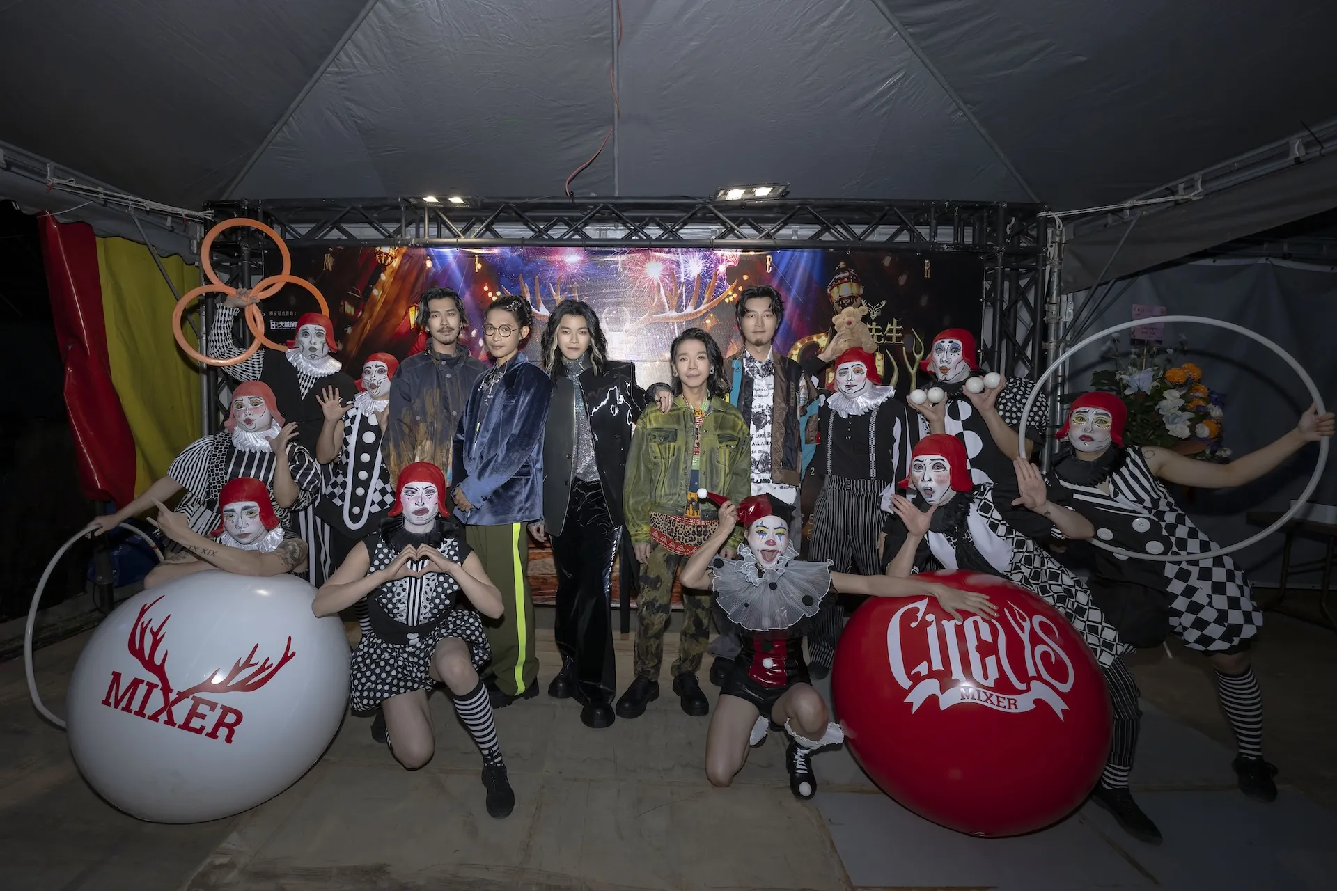麋先生與馬戲表演團隊Eye Catching Circus將高難度特技與演唱會內容融合。（圖／相信音樂提供）