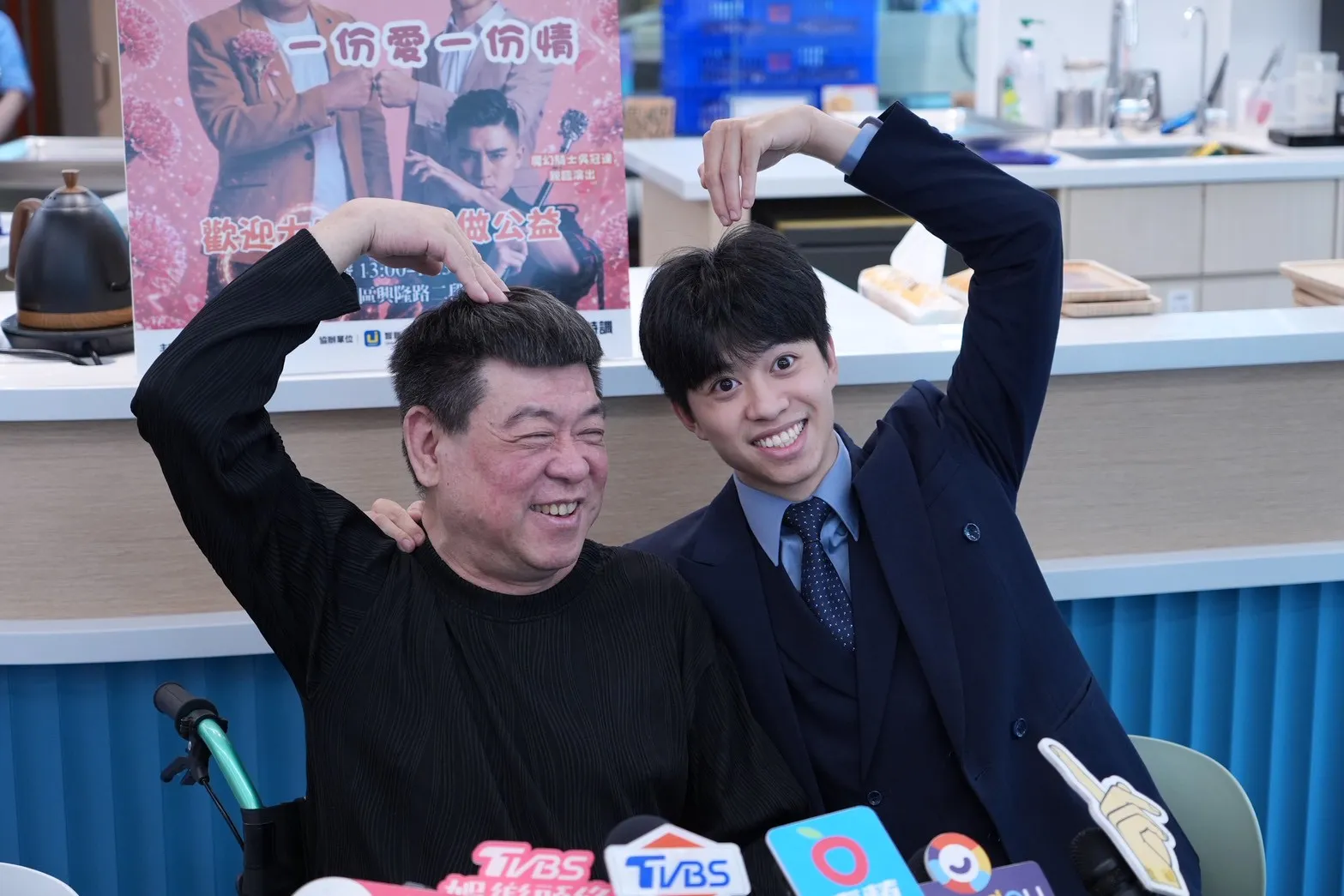 孫德榮（左）很感謝乾兒子唯哲。（圖／記者許方正攝）