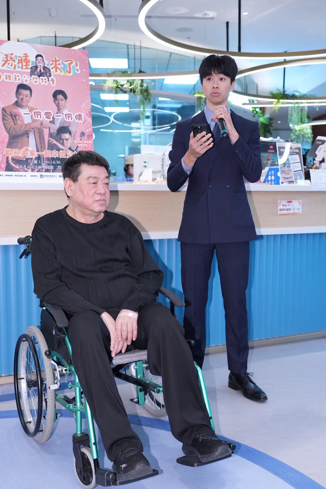 唯哲（右）全程待在孫德榮身邊守護。（圖／記者許方正攝）