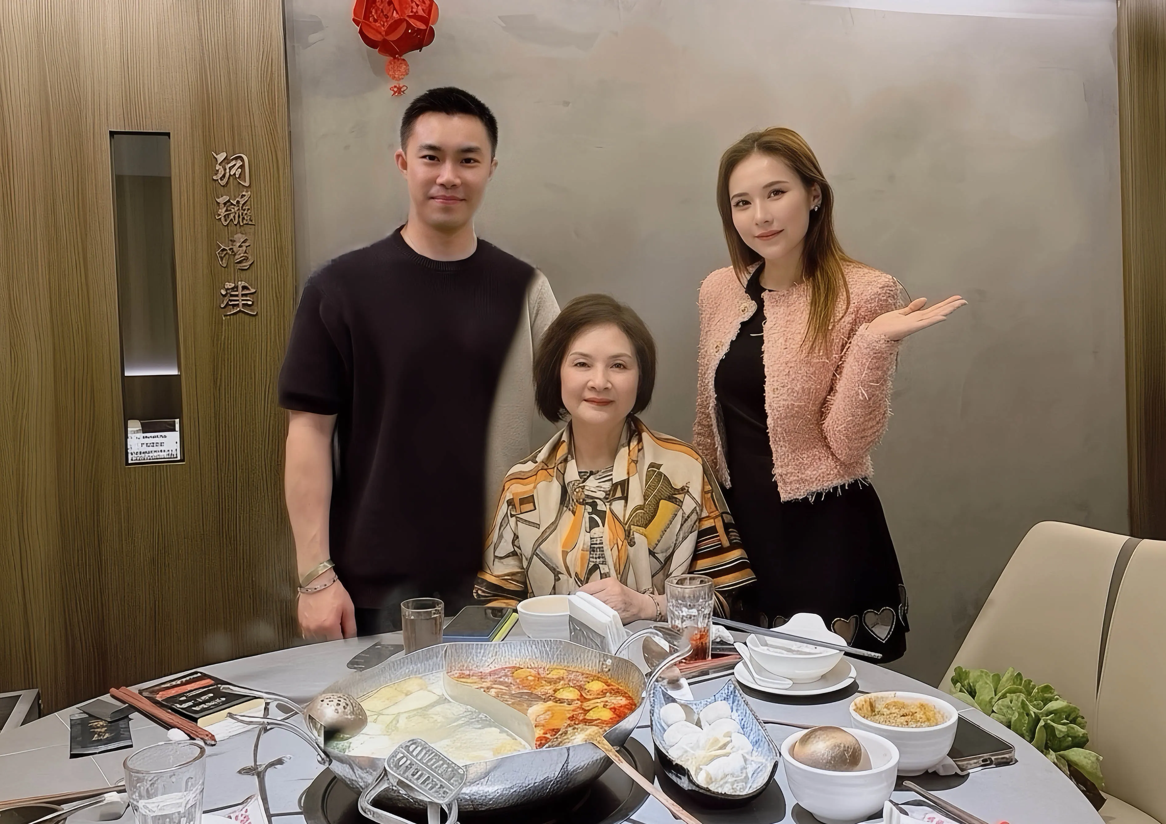 吳申梅（右）陪媽媽提早過母親節。（圖／喜上梅梢娛樂提供）