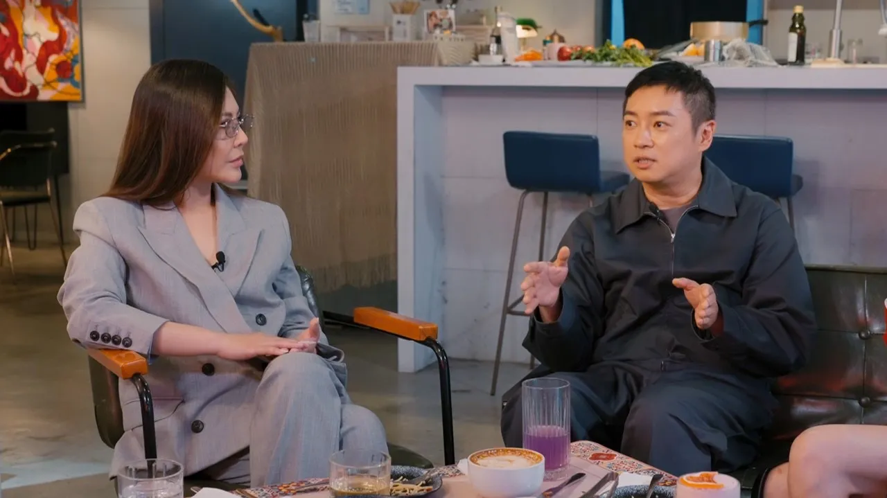 艾怡良與經紀人左光平一同現身節目《坐吧！聊聊》，大談兩人從高中認識至今的感人故事與工作低迷期。（圖／三立提供）