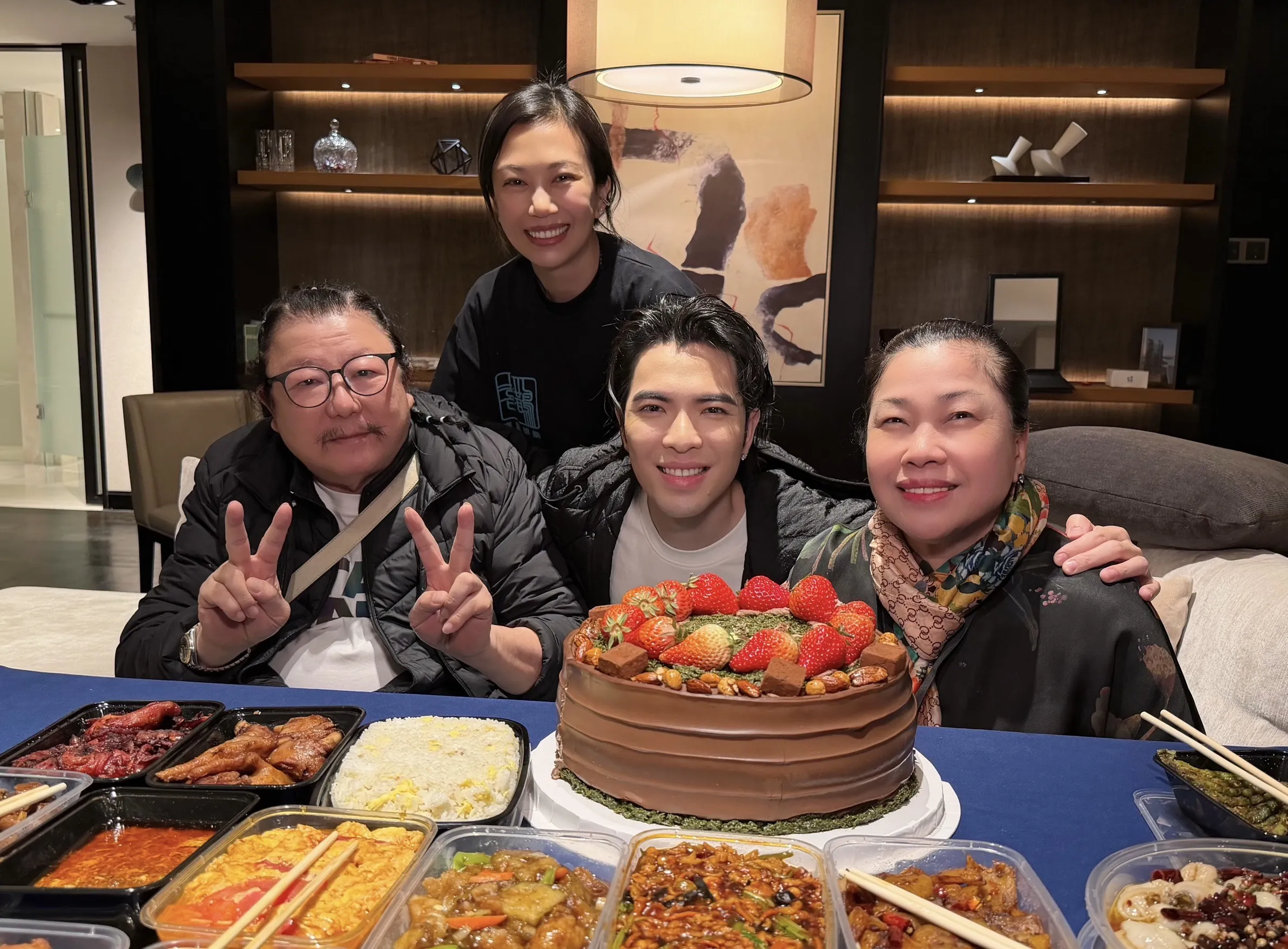 蕭敬騰一家四口於瀋陽為蕭爸爸慶祝生日。（圖／喜鵲娛樂提供）