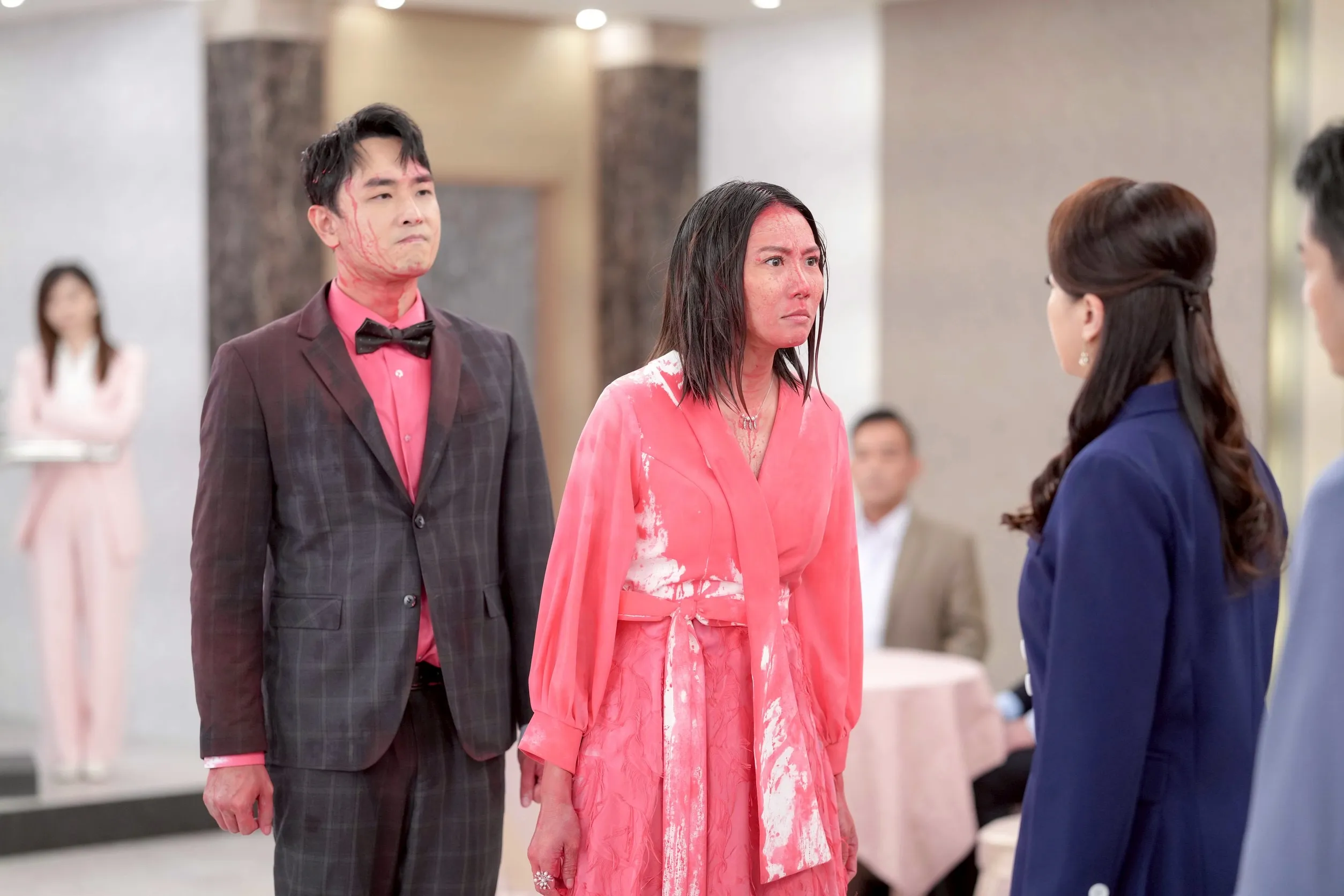 大牙與陳謙文在《百味人生》中飾演的反派情侶檔慘遭紅漆洗禮，狼狽現身頒獎典禮現場，正式揭開兩人的罪行報應。（圖／三立提供）