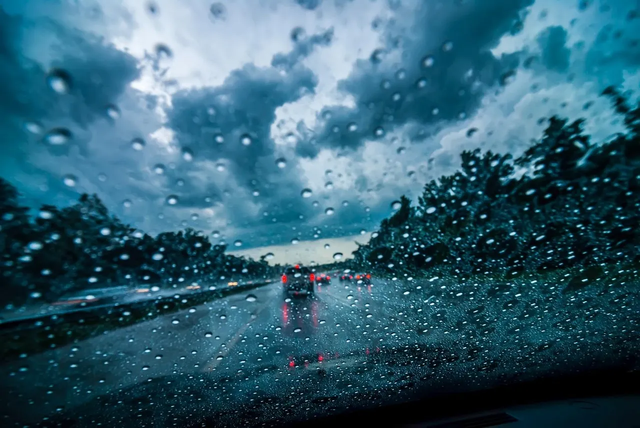 今天鋒面通過加上東北季風增強，各地轉雨且溫度下降。（示意圖／翻攝自pixabay）