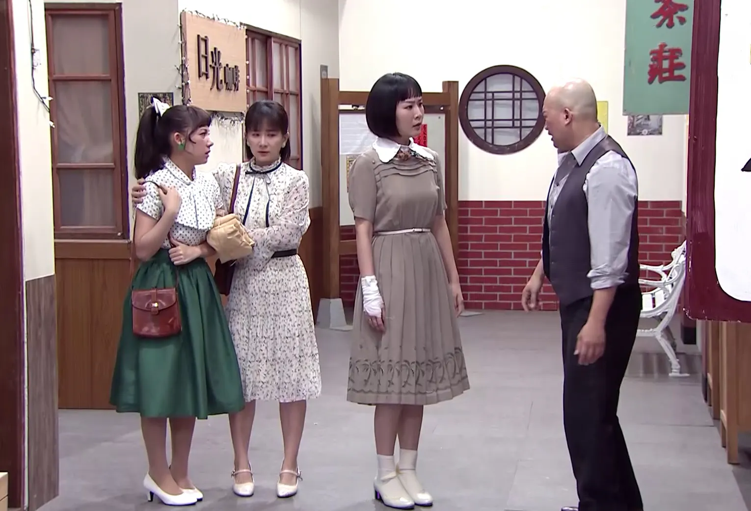 何宜珊（右二）即使手受傷，還是見義勇為阻擋醉漢騷擾女性。（圖／民視提供）
