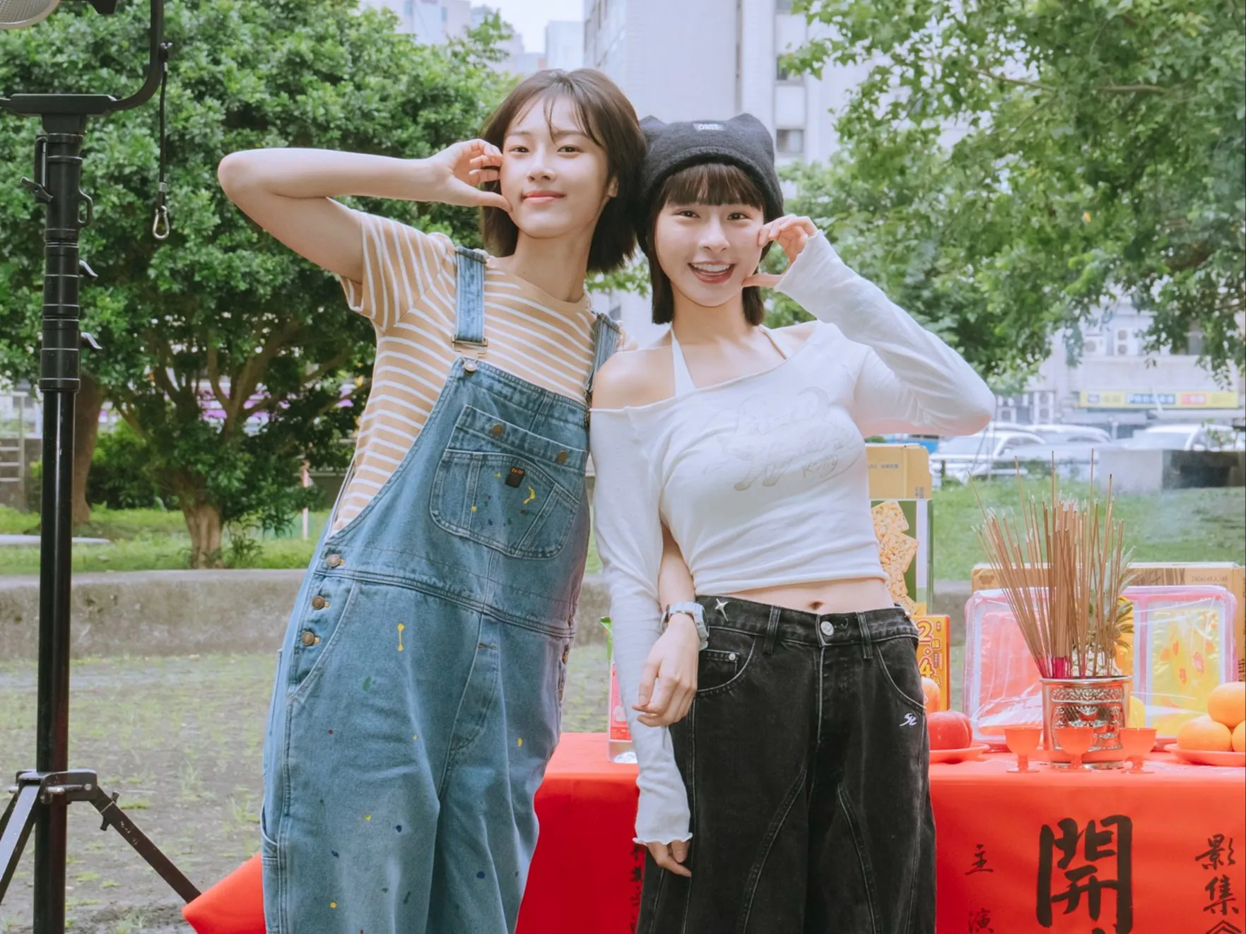 何曼希（左）和峮峮扮演閨密。（圖／七十六原子提供）