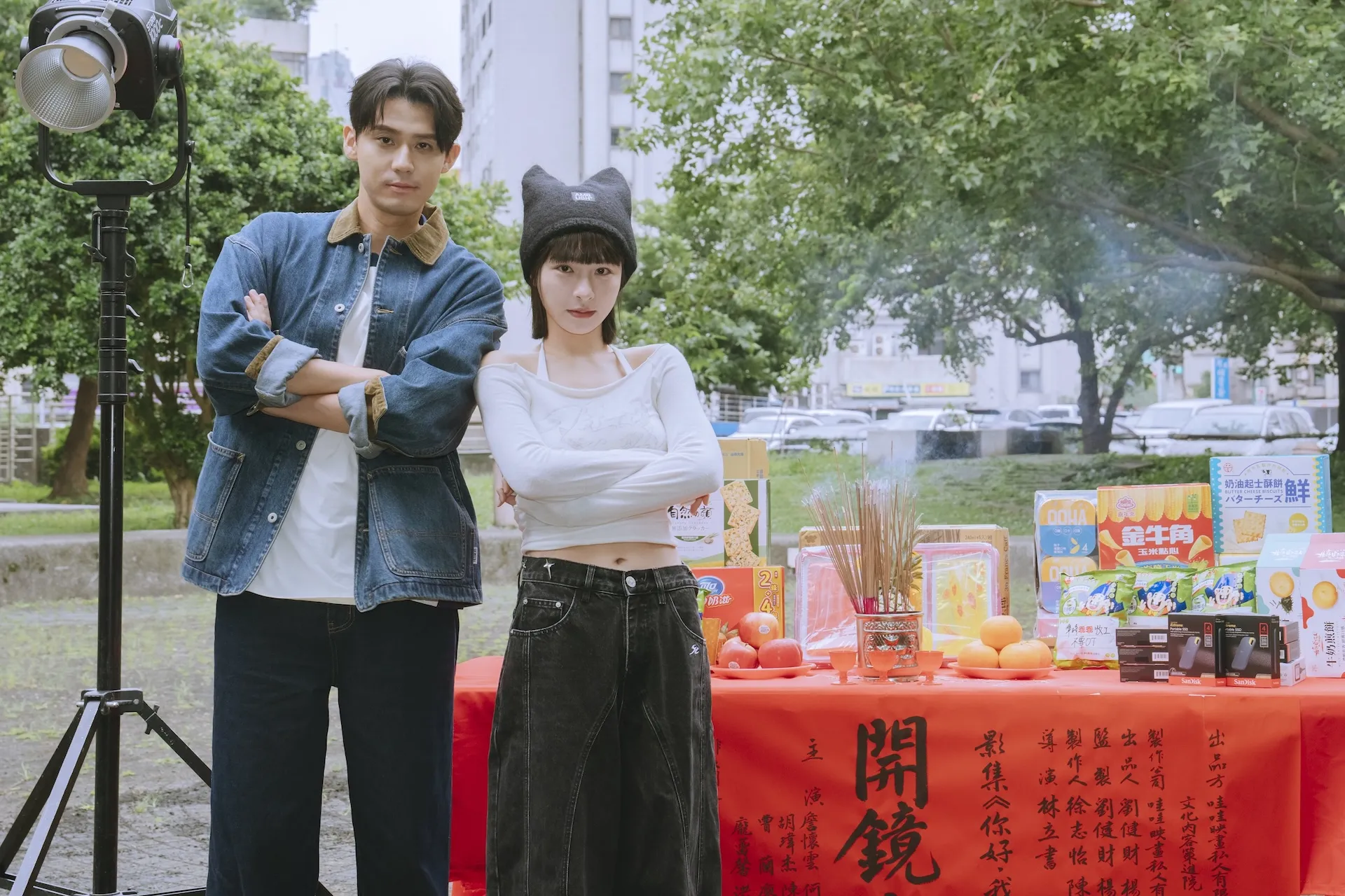 李玉璽（左）只愛老婆，不愛啦啦隊女孩峮峮。（圖／七十六原子提供）