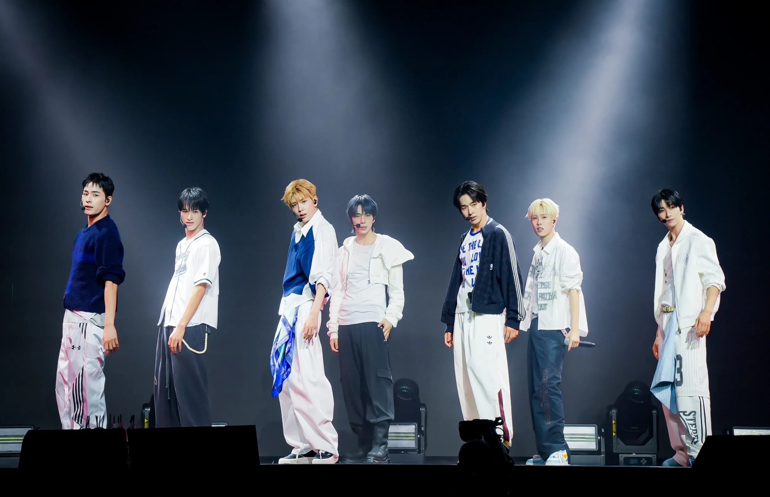 NEXZ來台開唱，HARU（左起）、SEITA、YUKI、蘇建、TOMOYA、HYUI、YU演出誠意滿滿。（圖／藝尚提供）