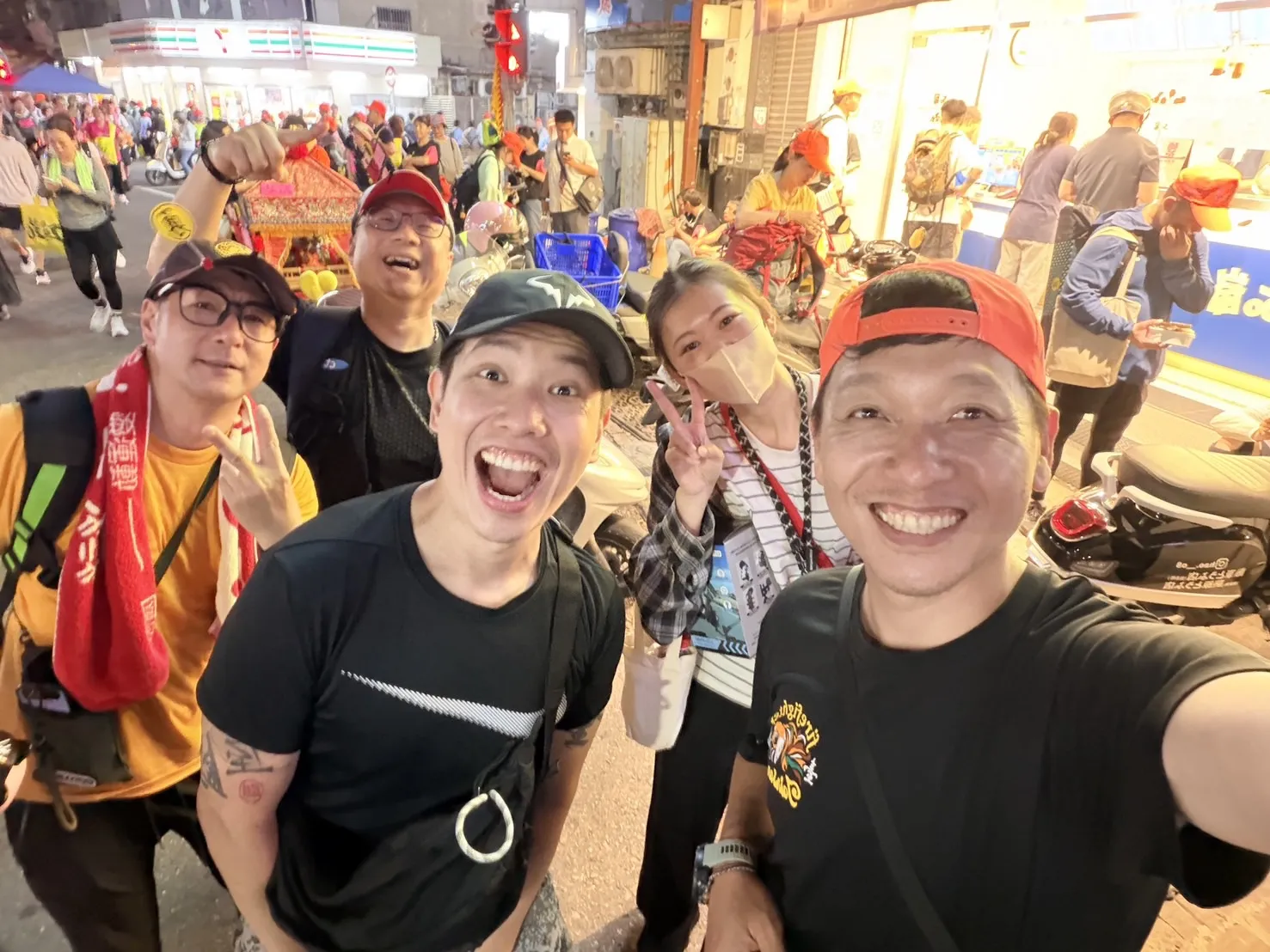 中天主播賴正鎧第六年參與媽祖遶境直播工作，不僅紀錄信眾感人故事，也分享家人溫暖支持的力量。（圖／中天提供）