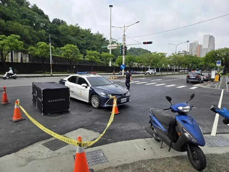 南港車站旁發生一起驚悚車禍。（圖／翻攝畫面）