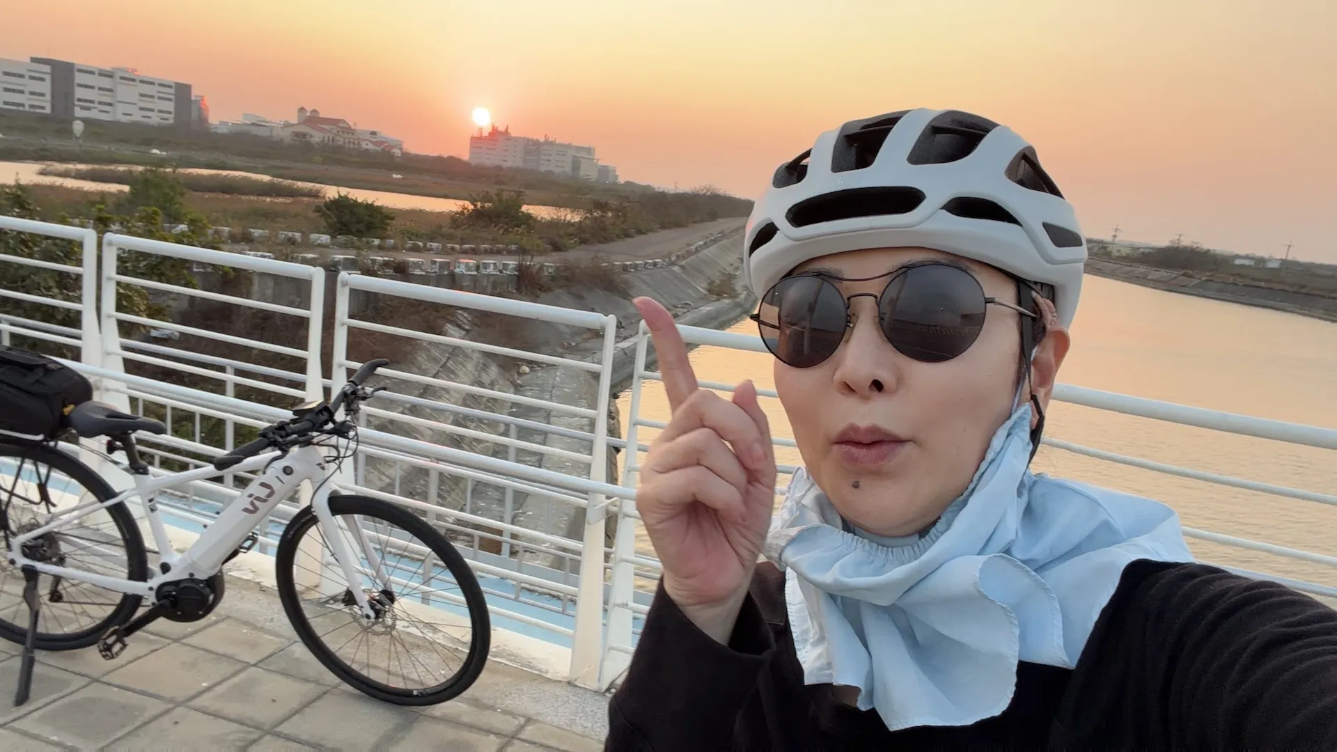 張秀卿瘋狂騎腳踏車練體力。（圖／豪記唱片提供）
