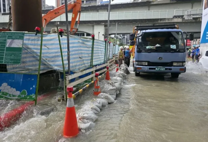 新莊自來水管被挖破。（圖／新北市工務局）